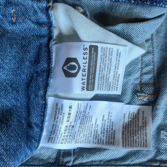 Levi's High Rise Mom Shorts - Picture 7 of 11
